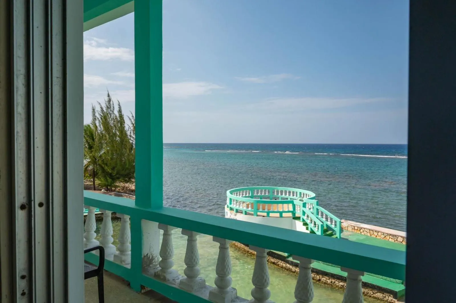 Vendégház Ocean Front Triple Room At Sahara Hotel Montego Bay