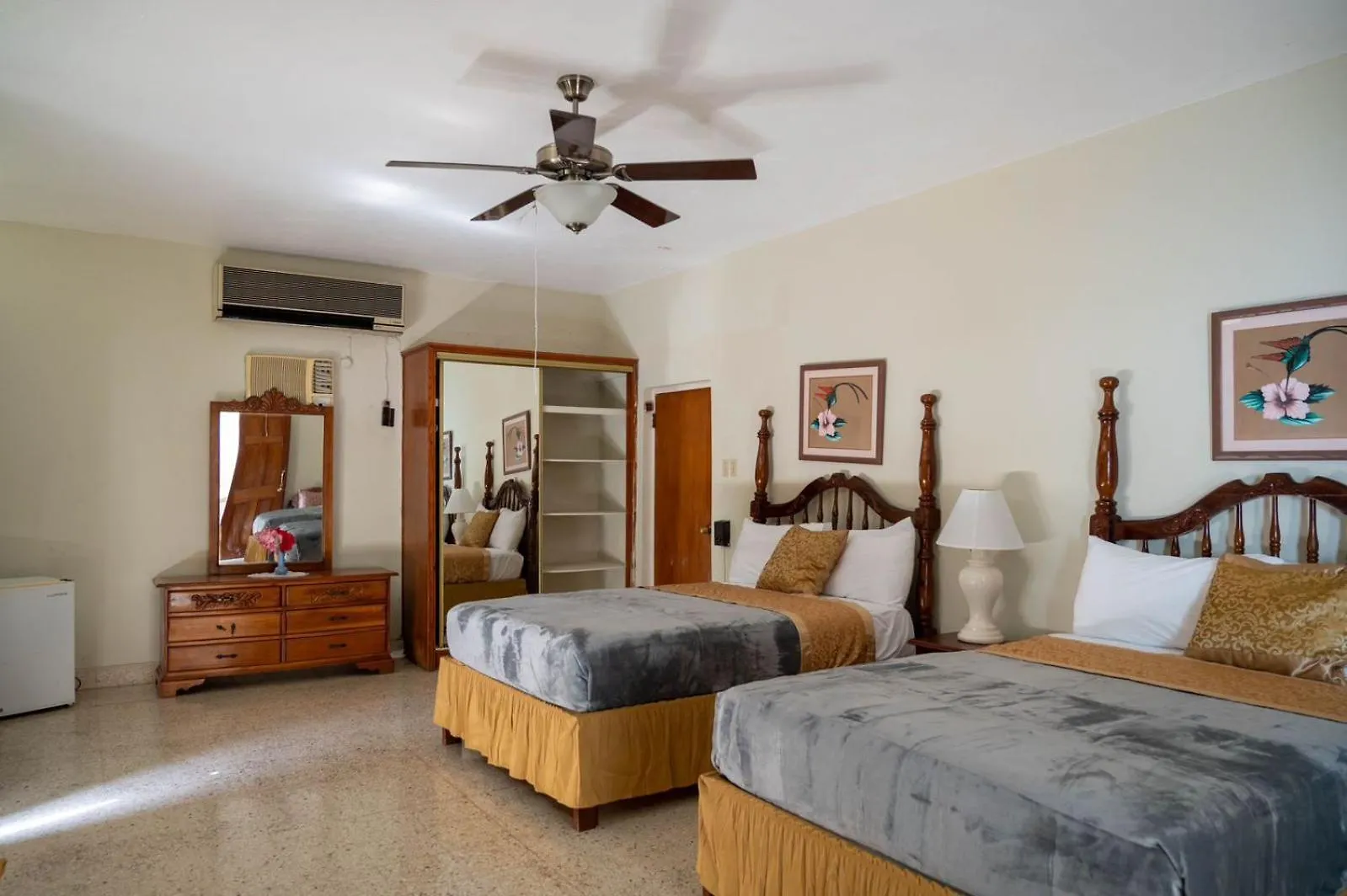 Ocean Front Triple Room At Sahara Hotel Montego Bay 0*,